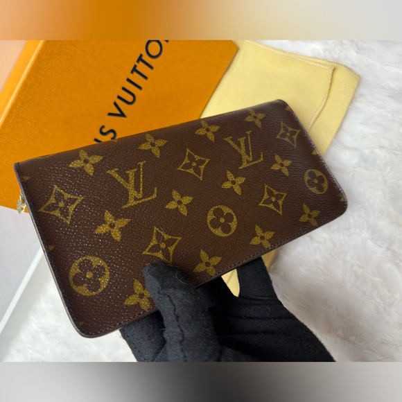 LOUIS VUITTON- TH0011 Zippy Wallet Monogram Canvas - Picture 6 of 12